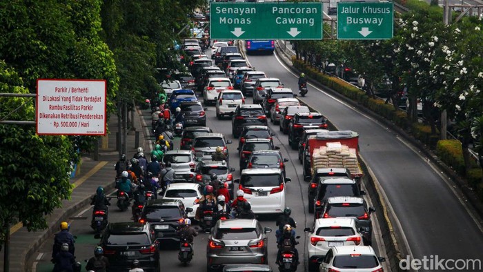 Potret Macet Jalan Gatot Subroto Arah Semanggi Pagi Ini Lalin Jalan Gatot Subroto arah Semanggi, Jakarta terpantau macet, Kamis (19/1/2023). Kemacetan disebabkan padatnya volume kendaraan.