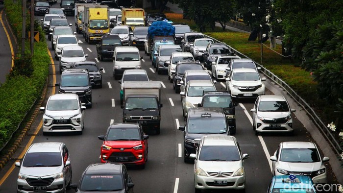 Potret Macet Jalan Gatot Subroto Arah Semanggi Pagi Ini Lalin Jalan Gatot Subroto arah Semanggi, Jakarta terpantau macet, Kamis (19/1/2023). Kemacetan disebabkan padatnya volume kendaraan.