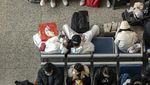 Potret Penumpang Pakai APD Lengkap di Stasiun Shanghai Jelang Imlek