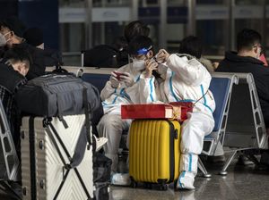 Potret Penumpang Pakai APD Lengkap di Stasiun Shanghai Jelang Imlek