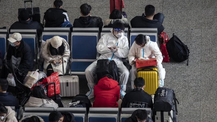 Penumpang mulai memenuhi Stasiun kereta api di Shanghai, China. Beberapa penumpang masih menggunakan APD lengkap. Nih fotonya.