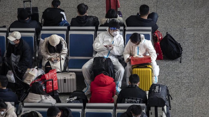 Potret Penumpang Stasiun di Shanghai yang Masih Pakai APD Lengkap Penumpang mulai memenuhi Stasiun kereta api di Shanghai, China. Beberapa penumpang masih menggunakan APD lengkap. Nih fotonya.