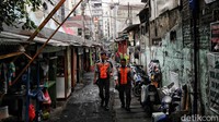 Sejumlah warga melintas di jajaran lapak yang aman dari sterilisasi PKL.