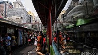 Sejumlah warga terlihat keluar masuk untuk membeli makanan di lapak PKL.