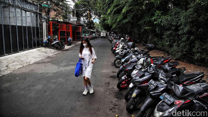 Sejumlah pedagang kaki lima berjualan di kawasan belakang Mal Grand Indonesia dan Plaza Indonesia, Kebon Kacang, Jakarta Pusat, Kamis (19/1/2023).