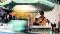 Sebelumnya, Pemkot Jakpus telah melakukan sterilisasi dari bundaran dekat area belakang gedung Mal GI Barat hingga ke tepi jembatan dekat pintu keluar mobil gedung tersebut. Sedangkan dari jembatan tersebut hingga ke arah Thamrin City, tenda-tenda PKL masih nampak berjajar rapi.