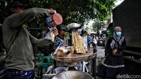 Tidak hanya itu, di kawasan Kebon Kacang yang berada persis di belakang Mal PI juga masih ramai PKL