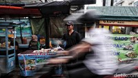 Tenda-tenda PKL berjajar rapi di area yang aman dari sterilisasi. Beragam makanan dijual di tempat tersebut.
