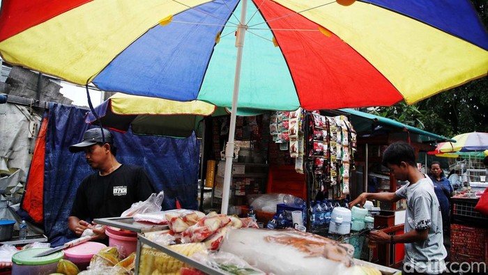 Sejumlah pedagang kaki lima berjualan di kawasan belakang Mal Grand Indonesia dan Plaza Indonesia, Kebon Kacang, Jakarta Pusat, Kamis (19/1/2023).