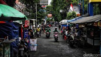 Para pedagang mengaku pendapatannya menurun drastis hingga 50% setelah sterilisasi di sebagian kawasan tersebut. Pasalnya, daya tarik orang untuk datang ke sana pun menurun drastis.
