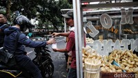Sterilisasi membuat pengunjung yang datang menurun. Ragam pilihan makanan yang berkurang membuat karyawan banyak yang mengurungkan niatnya untuk jajan ke kawasan tersebut.