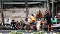 Tidak hanya pedagang makanan, kawasan itu juga ramai oleh starling. Mereka menjajakan kopi di pinggir jalan kawasan belakang GI.