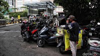 Selain lapak PKL, kawasan itu juga menjadi tempat parkir kendaraan bermotor.