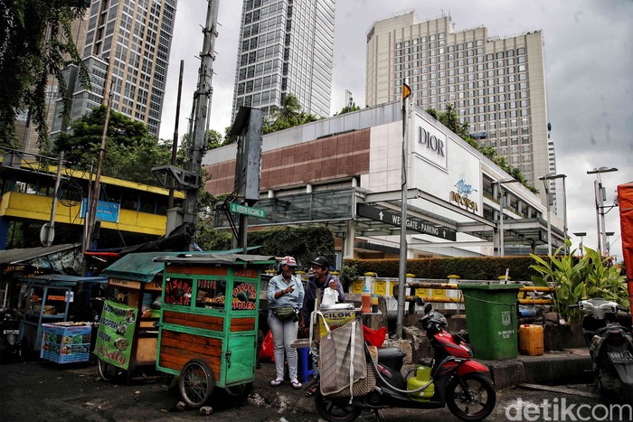 Sejumlah pedagang kaki lima berjualan di kawasan belakang Mal Grand Indonesia dan Plaza Indonesia, Kebon Kacang, Jakarta Pusat, Kamis (19/1/2023).