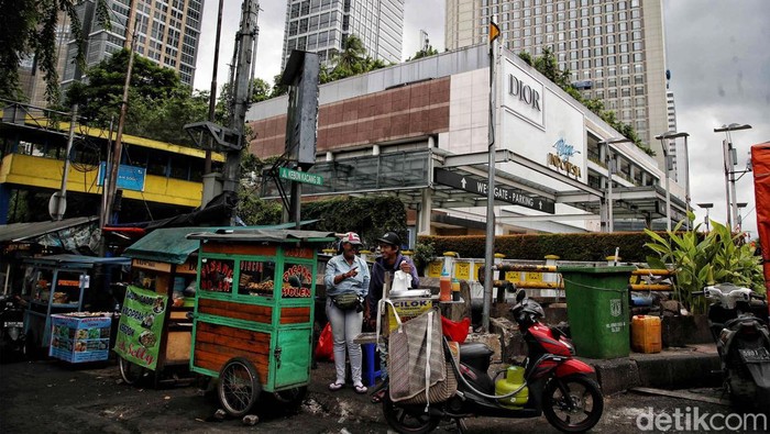 Sejumlah pedagang kaki lima berjualan di kawasan belakang Mal Grand Indonesia dan Plaza Indonesia, Kebon Kacang, Jakarta Pusat, Kamis (19/1/2023).