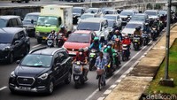 Ruas jalan ini cenderung padat merayap akibat penyempitan jalan yang menimbulkan bottle neck.