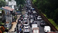 Terpantau arus lalu lintas kendaraan mulai mencair pada pukul 09.30 WIB. 