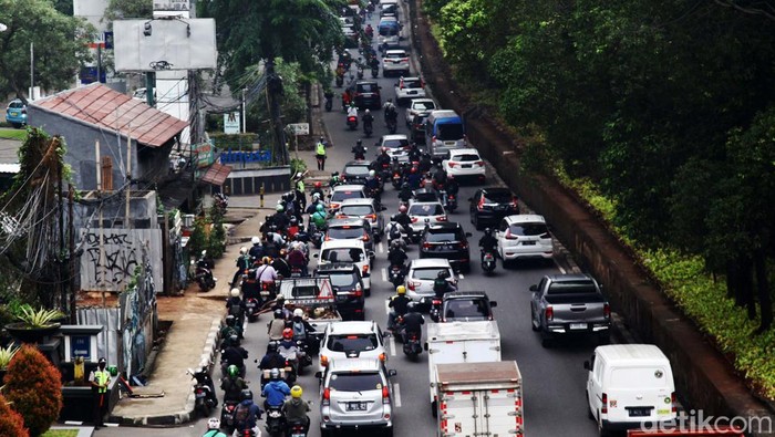 Para pengendara melintas di jalan TB Simatupang, Cilandak Timur, Jakarta Selatan, Kamis (19/1/2023). Terpantau arus lalu lintas kendaraan mulai mencair pada pukul 09.30 WIB. Pada jam masuk kantor sekitar pukul 08.00 WIB, ruas jalan ini cenderung padat merayap. Salah satunya akibat penyempitan jalan sehingga menimbulkan bottle neck.