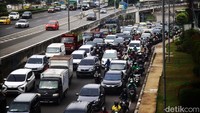 Arus lalu lintas di Jalan TB Simatupang, Cilandak Timur, Jakarta Selatan, padat merayap, Kamis (19/1/2023).