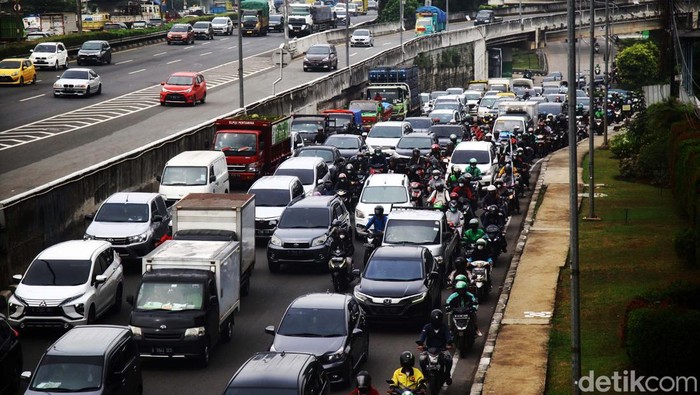 Para pengendara melintas di jalan TB Simatupang, Cilandak Timur, Jakarta Selatan, Kamis (19/1/2023). Terpantau arus lalu lintas kendaraan mulai mencair pada pukul 09.30 WIB. Pada jam masuk kantor sekitar pukul 08.00 WIB, ruas jalan ini cenderung padat merayap. Salah satunya akibat penyempitan jalan sehingga menimbulkan bottle neck.