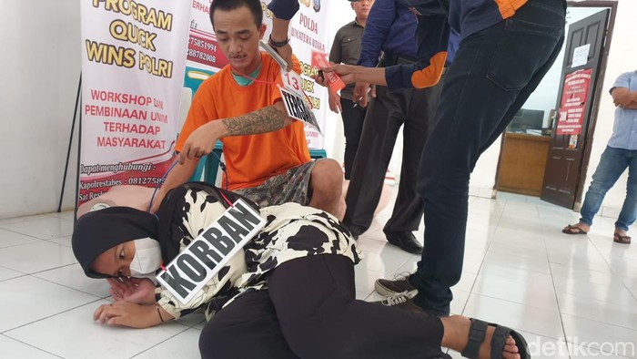 Pra rekonstruksi kasus pembunuhan siswi di Deli Serdang. (Goklas Wisely/detikSumut)