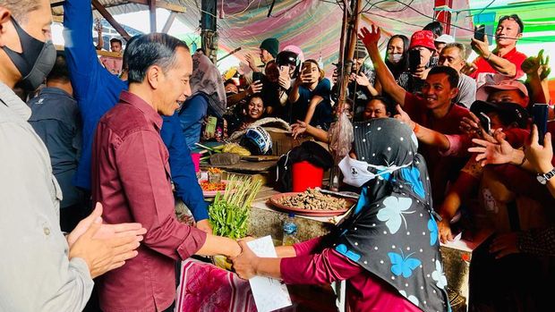 Presiden Joko Widodo mengunjungi Pasar Rakyat Pinasungkulan, Karombasan, Kota Manado. (Laily Rachev - Biro Pers Sekretariat Presiden)