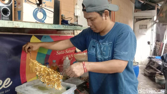 Produksi perhiasan emas imitasi di kampung kemasan Indramayu