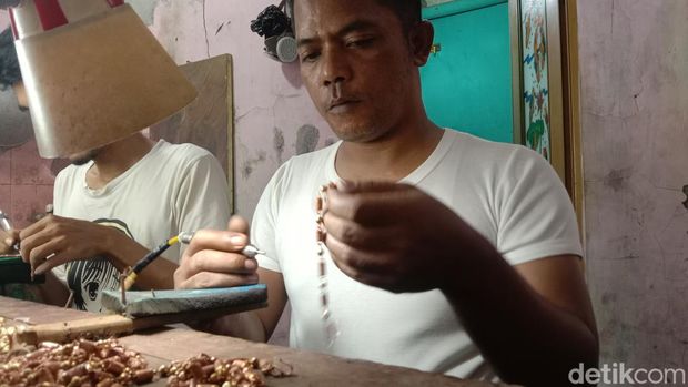 Produksi perhiasan emas imitasi di kampung kemasan Indramayu