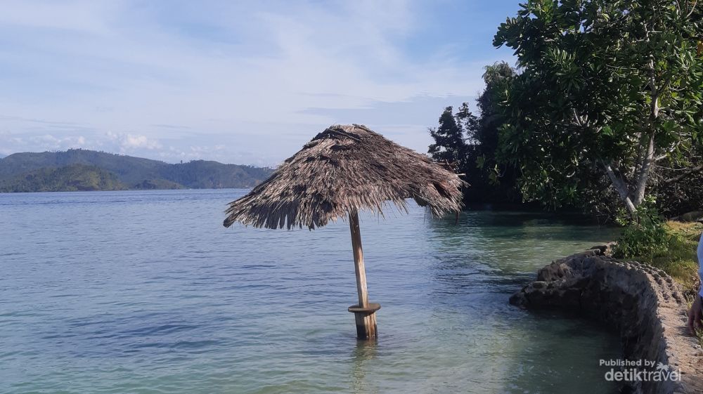 Payung pantai bekas resort di Pulau Cubadak