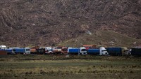 Terlihat ratusan truk berhenti di sebuah penyeberangan di Desaguadero.