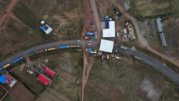 Puluhan Truk Terdampar Gegara Blokade di Perbatasan Peru-Bolivia DESAGUADERO, BOLIVIA - PERU BORDER - JANUARY 18: An aerial view of dozens of Bolivian trucks that were stranded by blockades in the Peruvian sector in Desaguadero, Bolivia, Peru Border on January 18, 2023. The current situation in Peru, where social sectors demand the resignation of the Peruvian president, affected Bolivia in a blockade in the border sector of Desaguadero, a border that unites Peru and Bolivia. (Photo by Luis Gandarillas/Anadolu Agency via Getty Images)