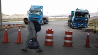 Warga Peru di kota perbatasan Desaguadero mengatakan mereka telah memulai pemogokan tanpa batas waktu sampai krisis politik di negara Andes itu terselesaikan.