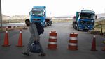 Puluhan Truk Terdampar Gegara Blokade di Perbatasan Peru-Bolivia