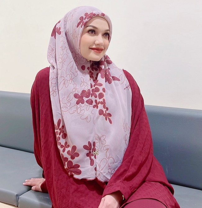 Dilansir dari New Straits Times, dalam unggahannya itu Puteri Sarah menyampaikan kekecewaannya karena sang suami telah membohonginya. “Sebagai seorang istri, kita harus mematuhi suami kita, tapi bagaimana kita akan menyukainya jika kita mengetahui bahwa mereka menikah di Thailand? Dan kemudian mereka tidak akan mengakuinya, tulis Puteri Sarah. Foto: Instagram/@puterisarahliyana