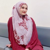 Dilansir dari New Straits Times, dalam unggahannya itu Puteri Sarah menyampaikan kekecewaannya karena sang suami telah membohonginya. “Sebagai seorang istri, kita harus mematuhi suami kita, tapi bagaimana kita akan menyukainya jika kita mengetahui bahwa mereka menikah di Thailand? Dan kemudian mereka tidak akan mengakuinya, tulis Puteri Sarah. Foto: Instagram/@puterisarahliyana