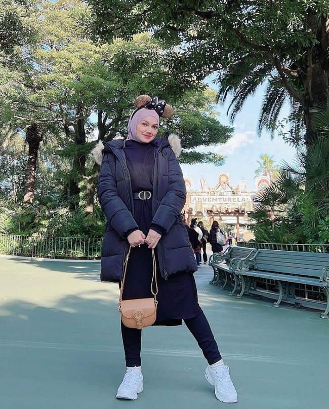 Puteri sendiri sebelumnya telah mengajukan gugatan kepada Ira Kazar karena mendapat pelecehan dan ancaman dari selingkuhan suaminya tersebut. Buah dari gugatannya, hakim mengabulkan permintaan Puteri untuk menjauhkan Ira dari suami dan anaknya. Namun rupanya sang suami tetap kekeh berselingkuh di belakang Puteri. Foto: Instagram/@puterisarahliyana