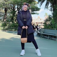 Puteri sendiri sebelumnya telah mengajukan gugatan kepada Ira Kazar karena mendapat pelecehan dan ancaman dari selingkuhan suaminya tersebut. Buah dari gugatannya, hakim mengabulkan permintaan Puteri untuk menjauhkan Ira dari suami dan anaknya. Namun rupanya sang suami tetap kekeh berselingkuh di belakang Puteri. Foto: Instagram/@puterisarahliyana