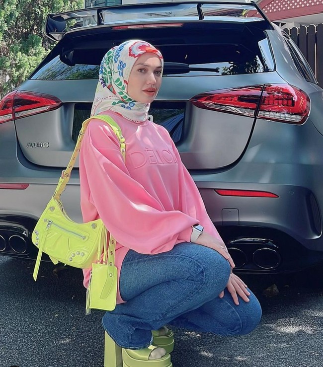 Artis cantik Malaysia, Puteri Sarah Liyana baru-baru ini mengungkapkan jika suaminya, Syamsul Yusof sudah kembali menikah di Thailand tanpa sepengetahuannya. Sang suami sendiri baru mengakuinya setelah 4 tahun diam-diam menikah dengan wanita bernama Kazar Saisi atau yang lebih dikenal sebagai Ira Kazar. Foto: Instagram/@puterisarahliyana