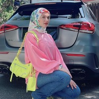 Artis cantik Malaysia, Puteri Sarah Liyana baru-baru ini mengungkapkan jika suaminya, Syamsul Yusof sudah kembali menikah di Thailand tanpa sepengetahuannya. Sang suami sendiri baru mengakuinya setelah 4 tahun diam-diam menikah dengan wanita bernama Kazar Saisi atau yang lebih dikenal sebagai Ira Kazar. Foto: Instagram/@puterisarahliyana