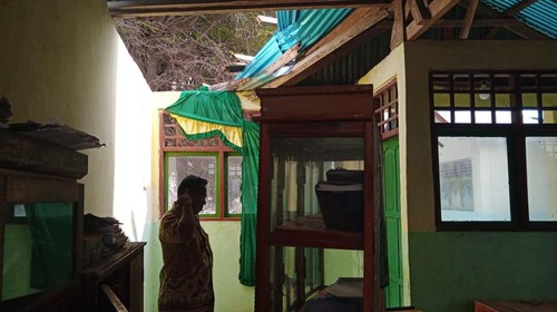 Atap gedung MIS Alfatah Nangahale di Kabupaten Sikka-NTT rusak diterjang angin puting beliung.