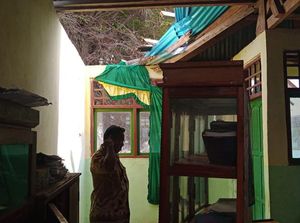 Atap Rumah-Sekolah Beterbangan Diterjang Puting Beliung di Sikka