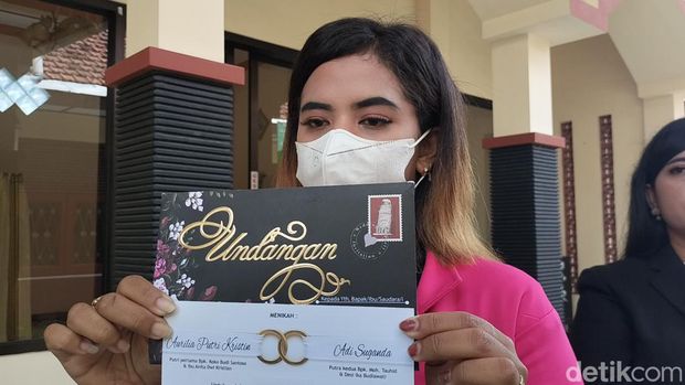 Putri, mempelai wanita yang jalani resepsi tanpa mempelai pria di Kota Probolinggo