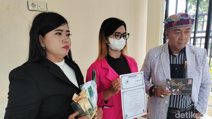 Putri, mempelai wanita yang jalani resepsi tanpa mempelai pria di Kota Probolinggo