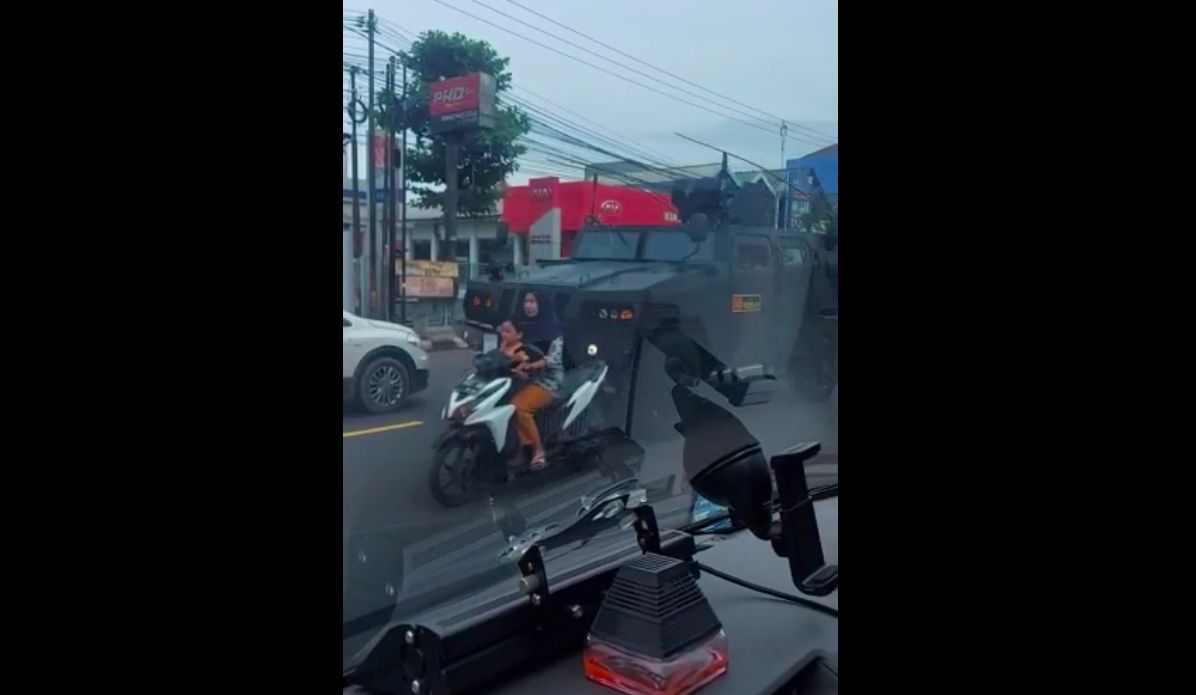 Rantis REV Kostrad serta ibu yang memboncengkan anaknya, sesaat sebelum kecelakaan, 18 Januari 2023. (Tangkapan layar dari video viral)
