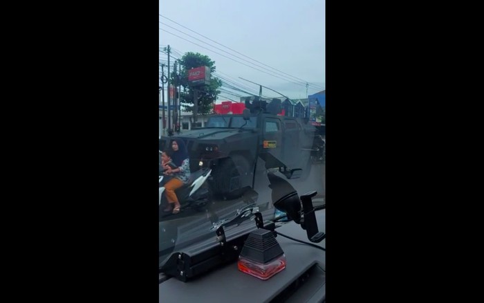 Rantis REV Kostrad serta ibu yang memboncengkan anaknya, sesaat sebelum kecelakaan, 18 Januari 2023. (Tangkapan layar dari video viral)