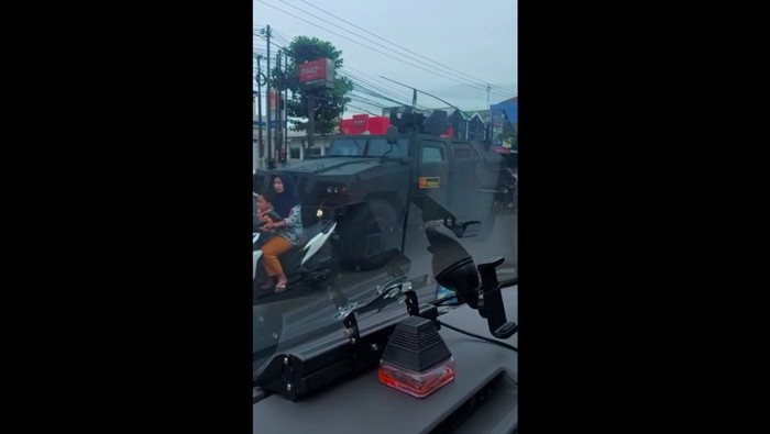 Rantis REV Kostrad serta ibu yang memboncengkan anaknya, sesaat sebelum kecelakaan, 18 Januari 2023. (Tangkapan layar dari video viral)