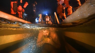 Rayakan Hari Epiphany, Warga Rusia Berendam di Air Es