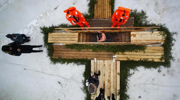 Di Ibu Kota Rusia, Moskva, otoritas setempat menyediakan 60 situs kolam es yang punya suhu rata-rata minus 10 derajat celcius untuk para warganya. (AP Photo/Dmitri Lovetsky) Di Ibu Kota Rusia, Moskva, otoritas setempat menyediakan 60 situs kolam es yang punya suhu rata-rata minus 10 derajat celcius untuk para warganya. (AP Photo/Dmitri Lovetsky)