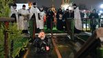 Rayakan Hari Epiphany, Warga Rusia Berendam di Air Es
