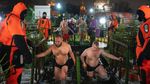 Rayakan Hari Epiphany, Warga Rusia Berendam di Air Es